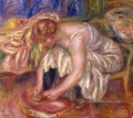 femme attachant son lacet Pierre Auguste Renoir